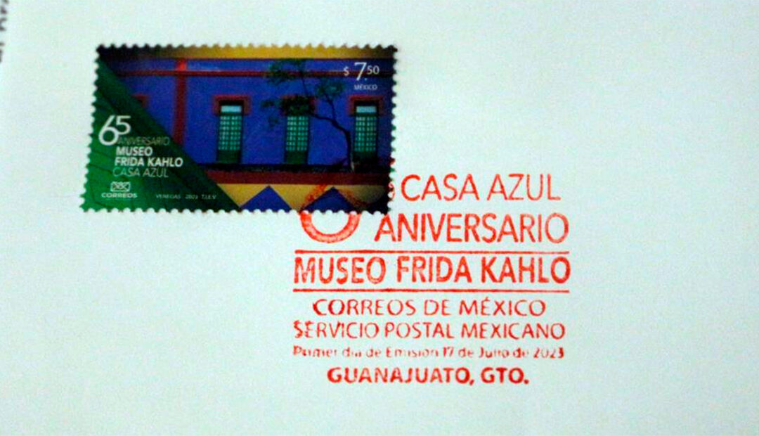 Realizan cancelación de estampilla postal del 65 aniversario del Museo Frida Kahlo