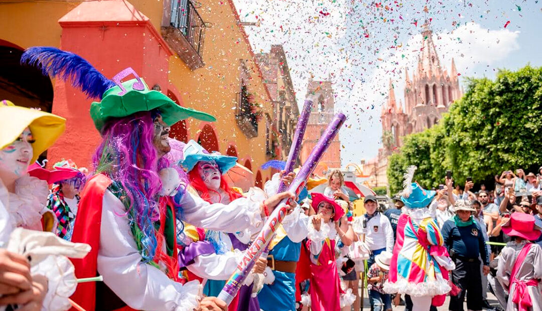 San Miguel de Allende se Viste de Colores con el Convite de Locos 2024