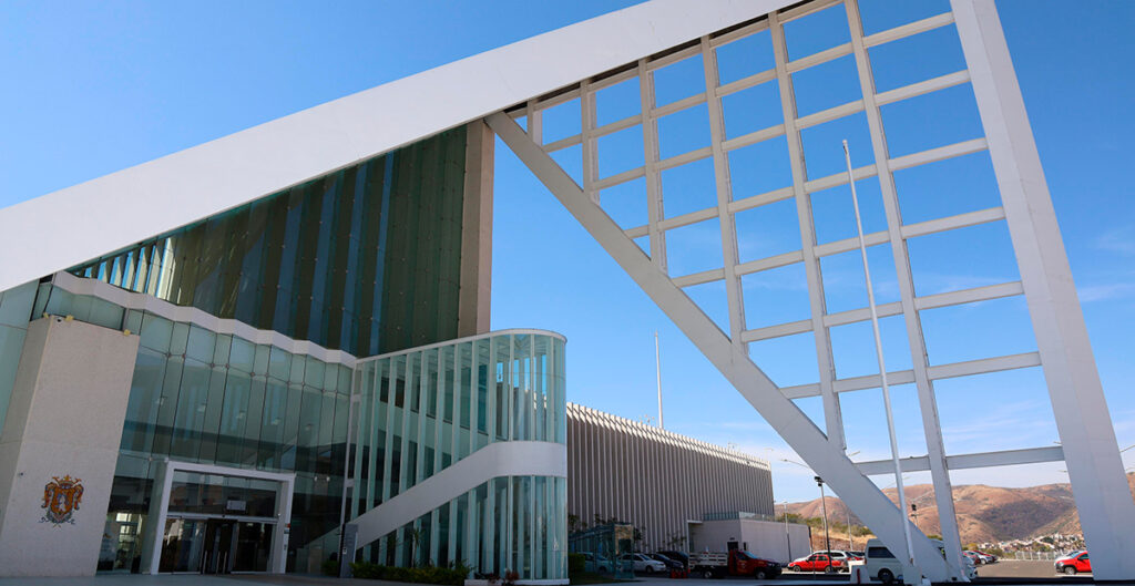 La imagen de un edificio moderno y vanguardista que alberga al Congreso del Estado de Guanajuato.