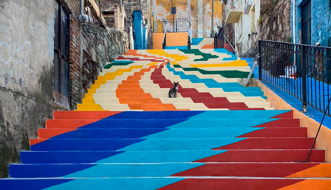 El Callejón de los Angelitos en Guanajuato brilla con nueva pintura escénica