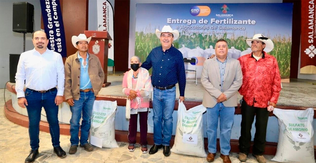 Salamanca apoya al sector campesino con entrega de fertilizantes