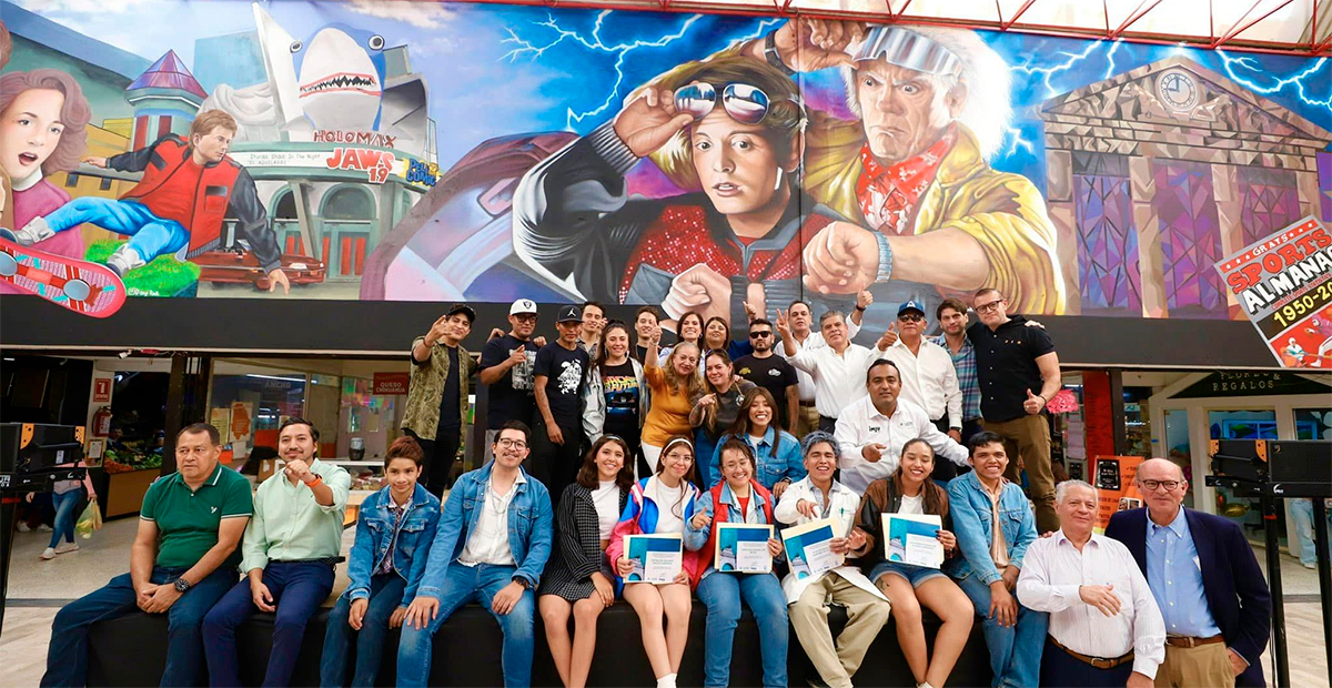 León inaugura mural 'Volver al futuro' en la Plaza Hidalgo