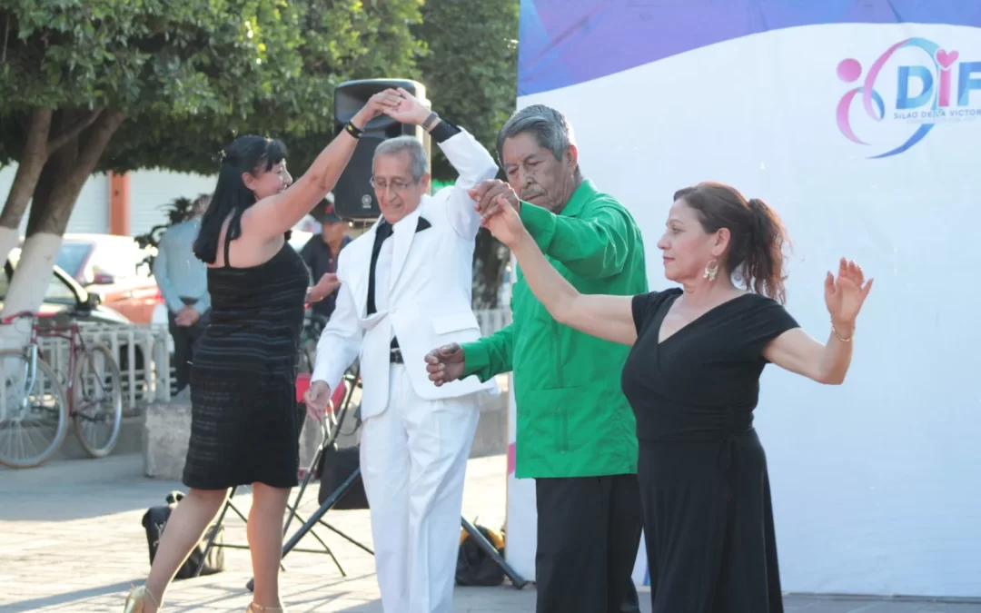Disfrutan del segundo jueves danzonero en la plaza Libertad