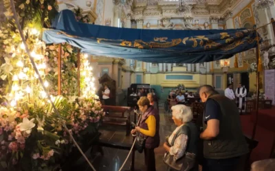 Llevan a cabo la histórica tradición del «Paso por el Manto» en Guanajuato Capital